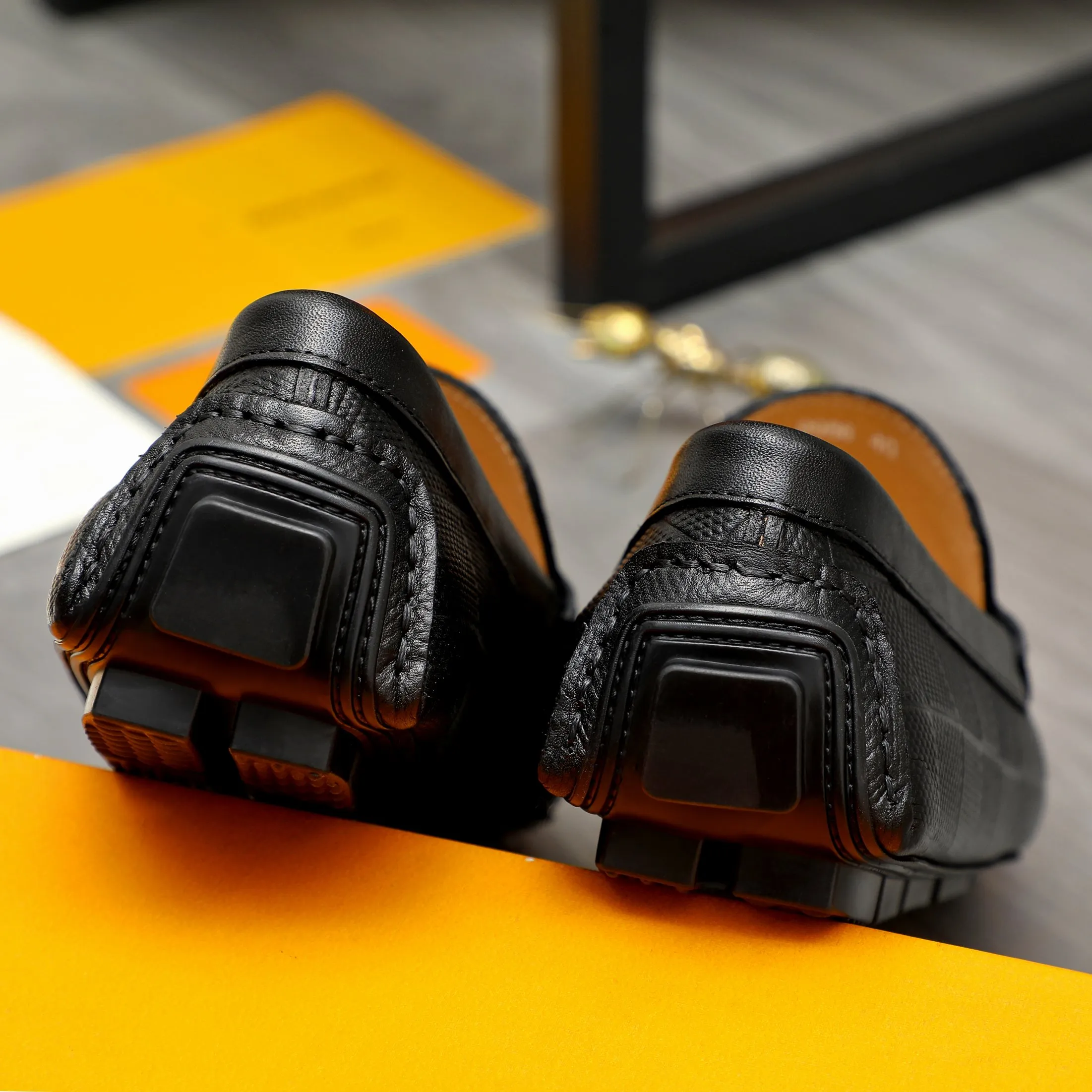 Men's shoes 💰380 Product trademark: LV "Louis Vuitton" casual slip-on shoes Regular size: 38-45 (45 is custom-made and non-returnable) Product materials: Selected embossed cowhide upper, pigskin lining, rubber outsole